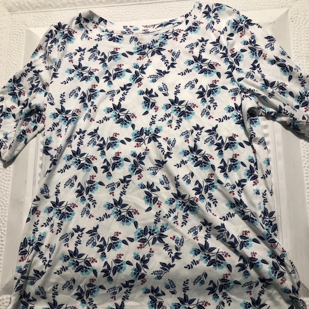 Croft & Barrow Women’s T-shirt white with blue flowers and red accents, size L,